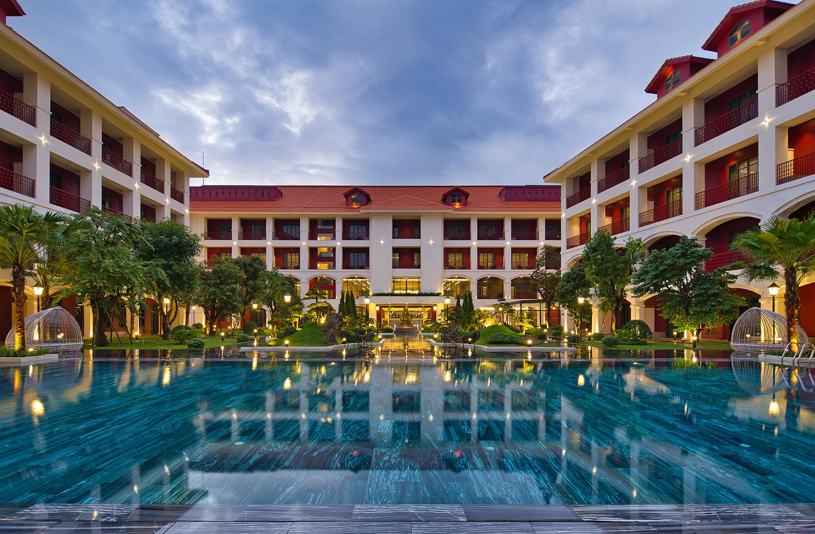 Senna Hue Hotel Ngoại thất bức ảnh The hotel's main pool