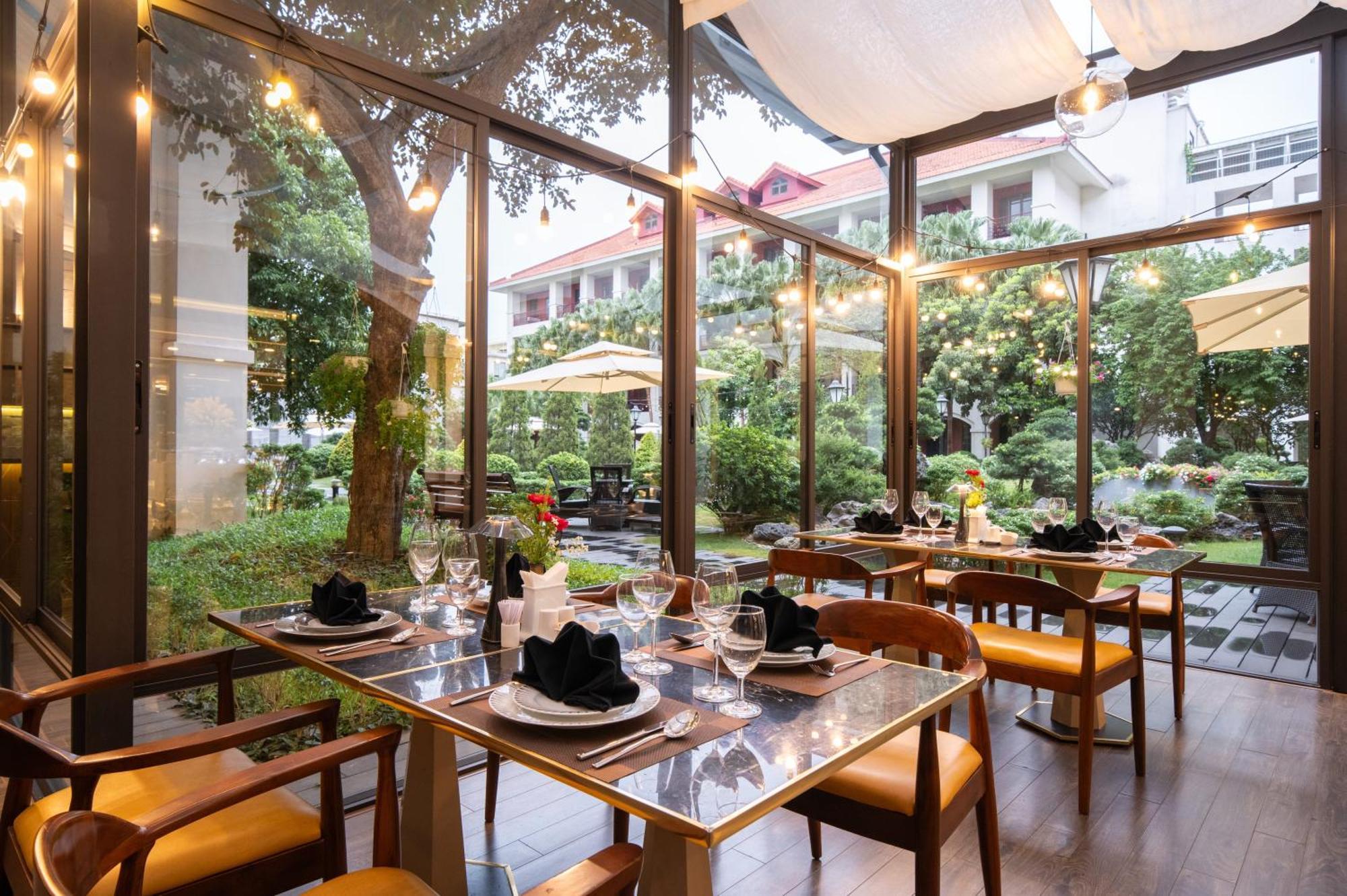 Senna Hue Hotel Ngoại thất bức ảnh The restaurant's interior