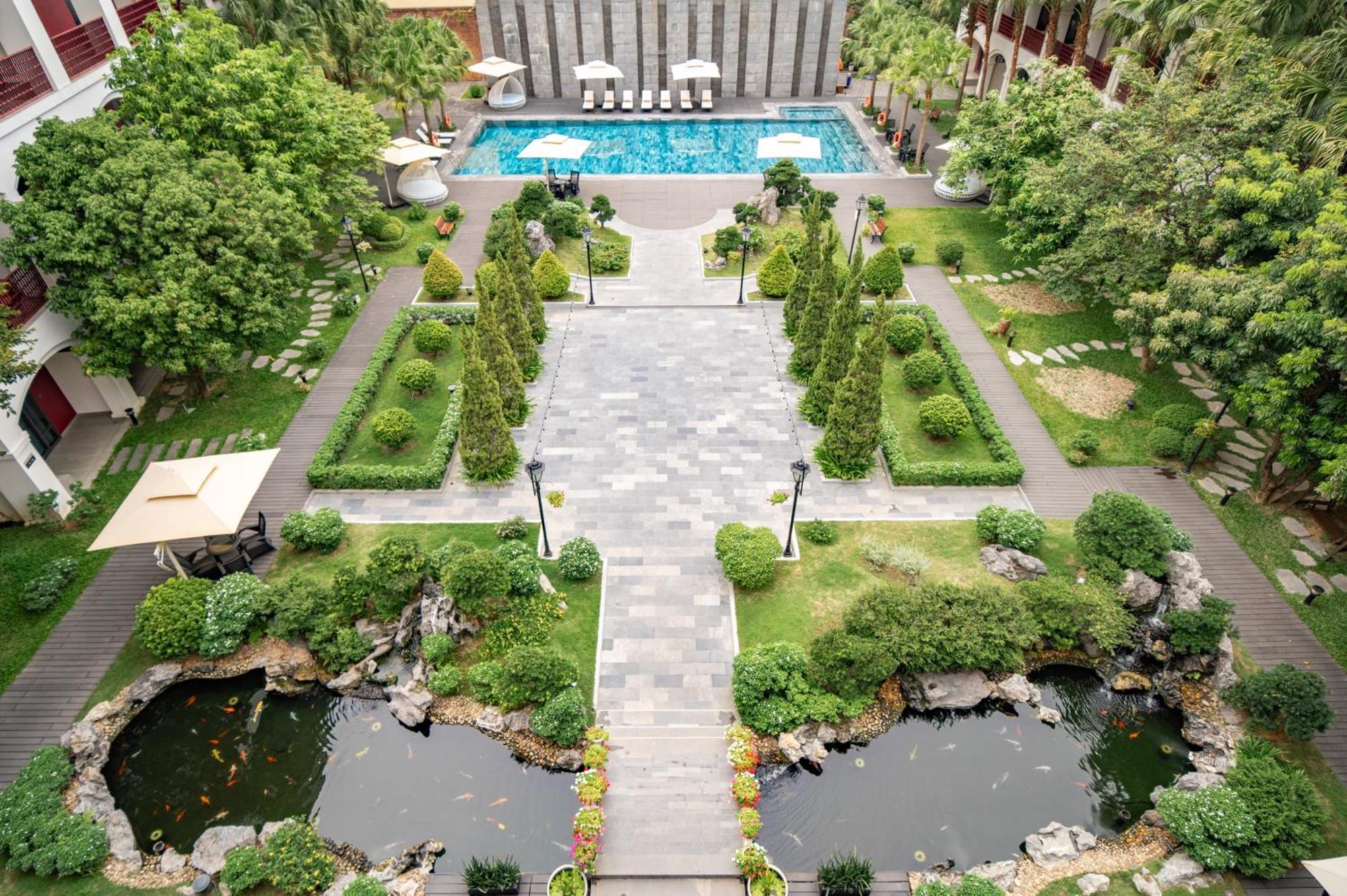 Senna Hue Hotel Ngoại thất bức ảnh The pool at the hotel