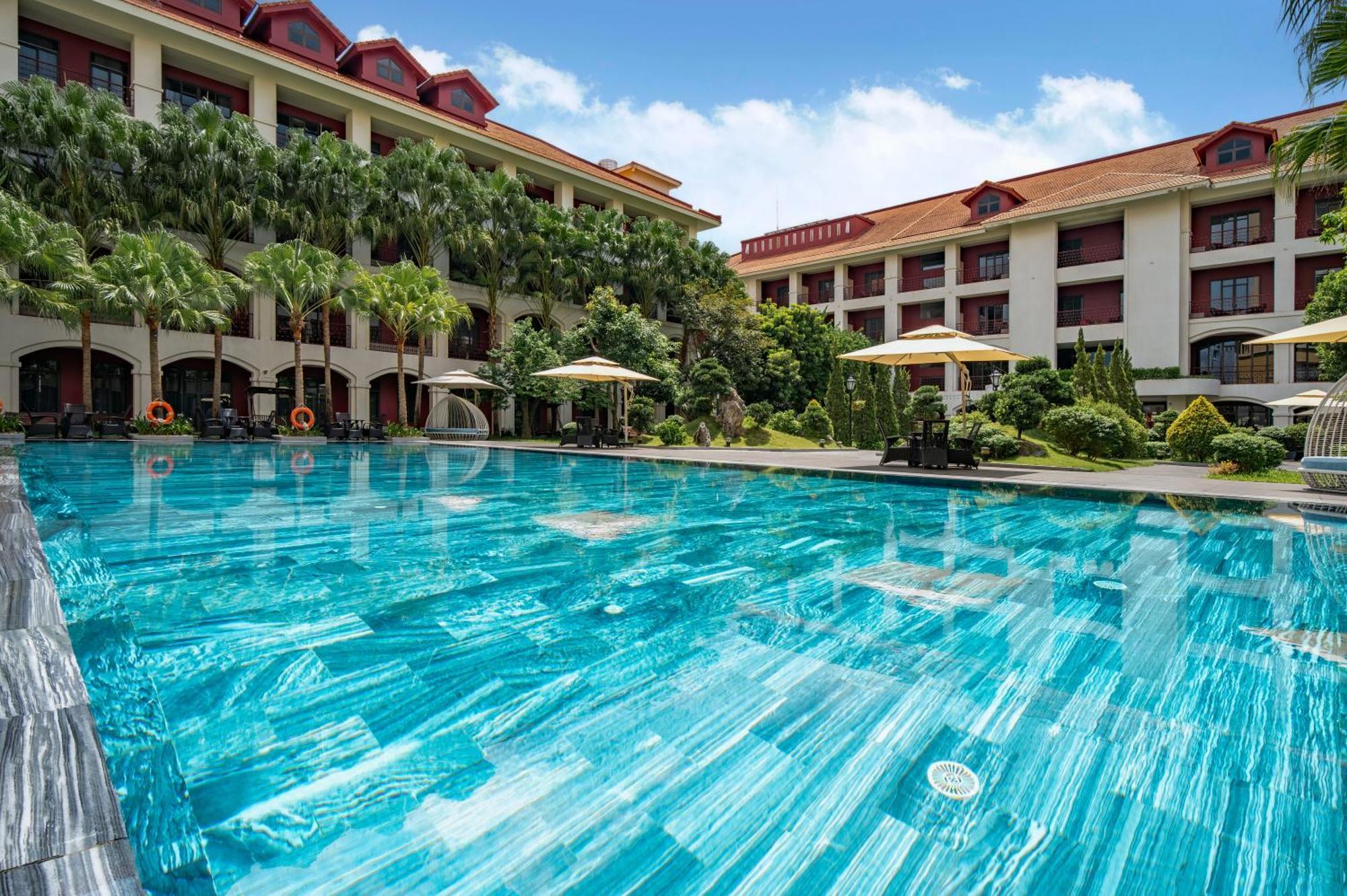 Senna Hue Hotel Ngoại thất bức ảnh The swimming pool at the hotel