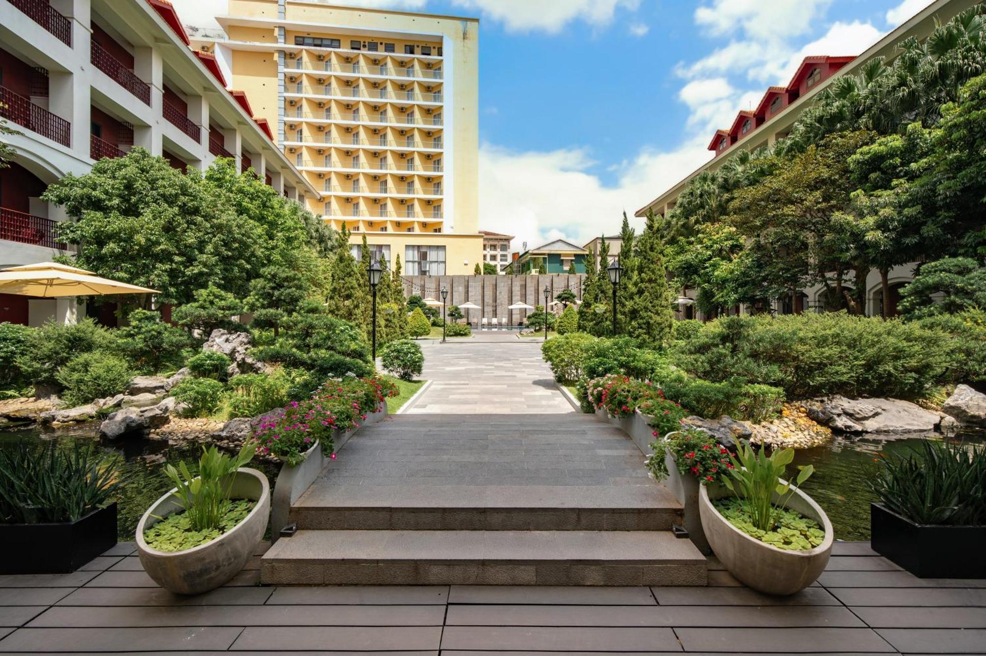 Senna Hue Hotel Ngoại thất bức ảnh The hotel's courtyard