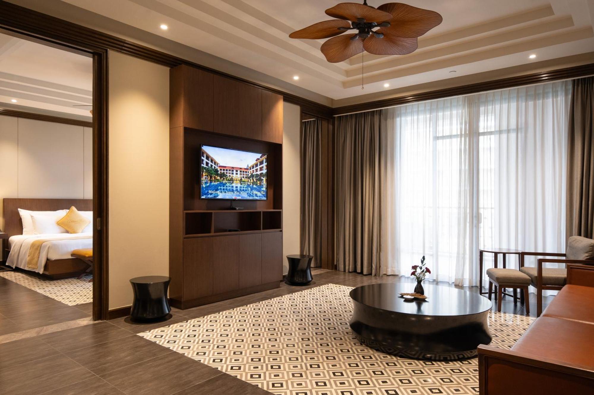 Senna Hue Hotel Ngoại thất bức ảnh A suite at the hotel
