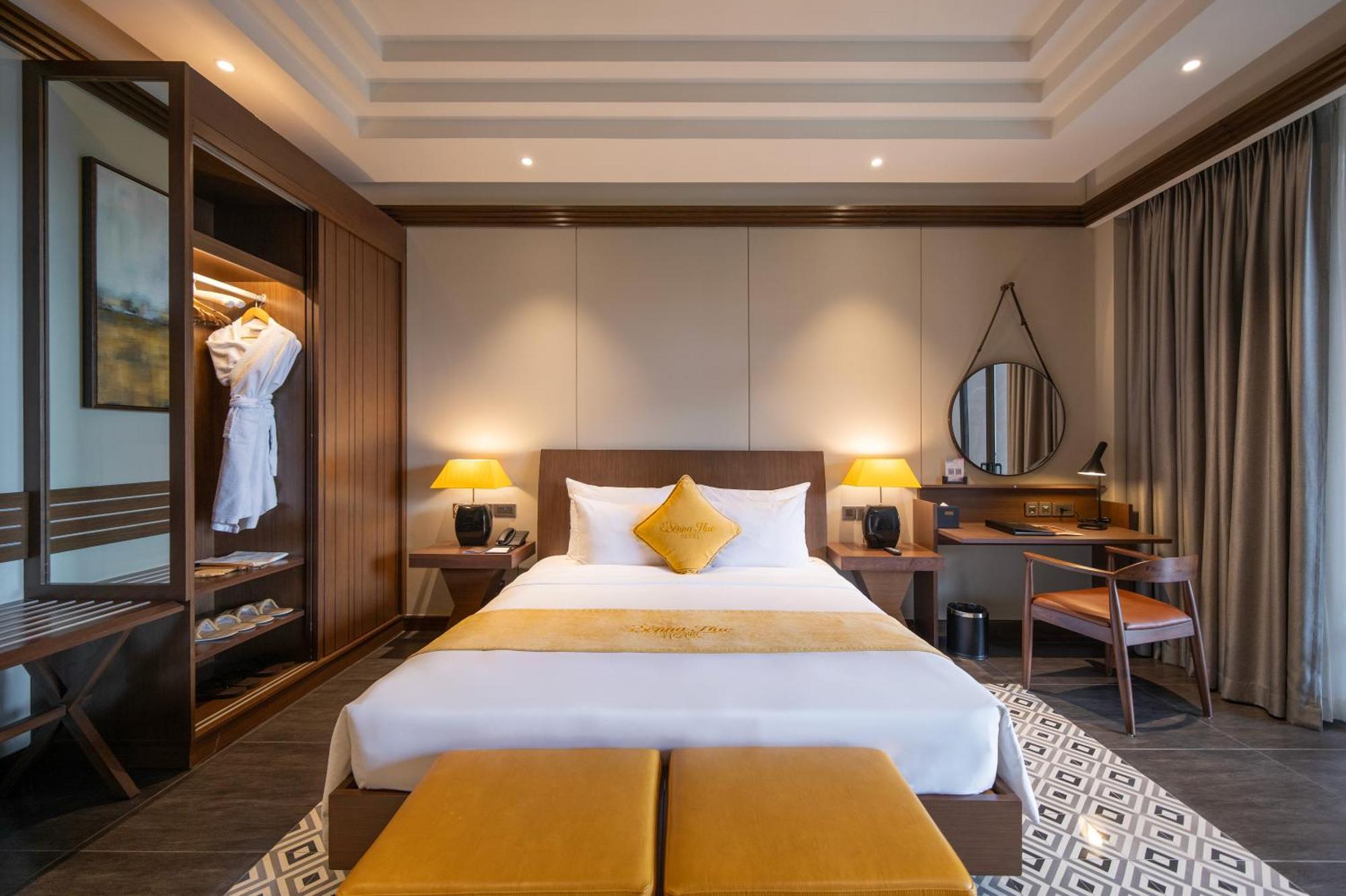 Senna Hue Hotel Ngoại thất bức ảnh A bedroom at the hotel