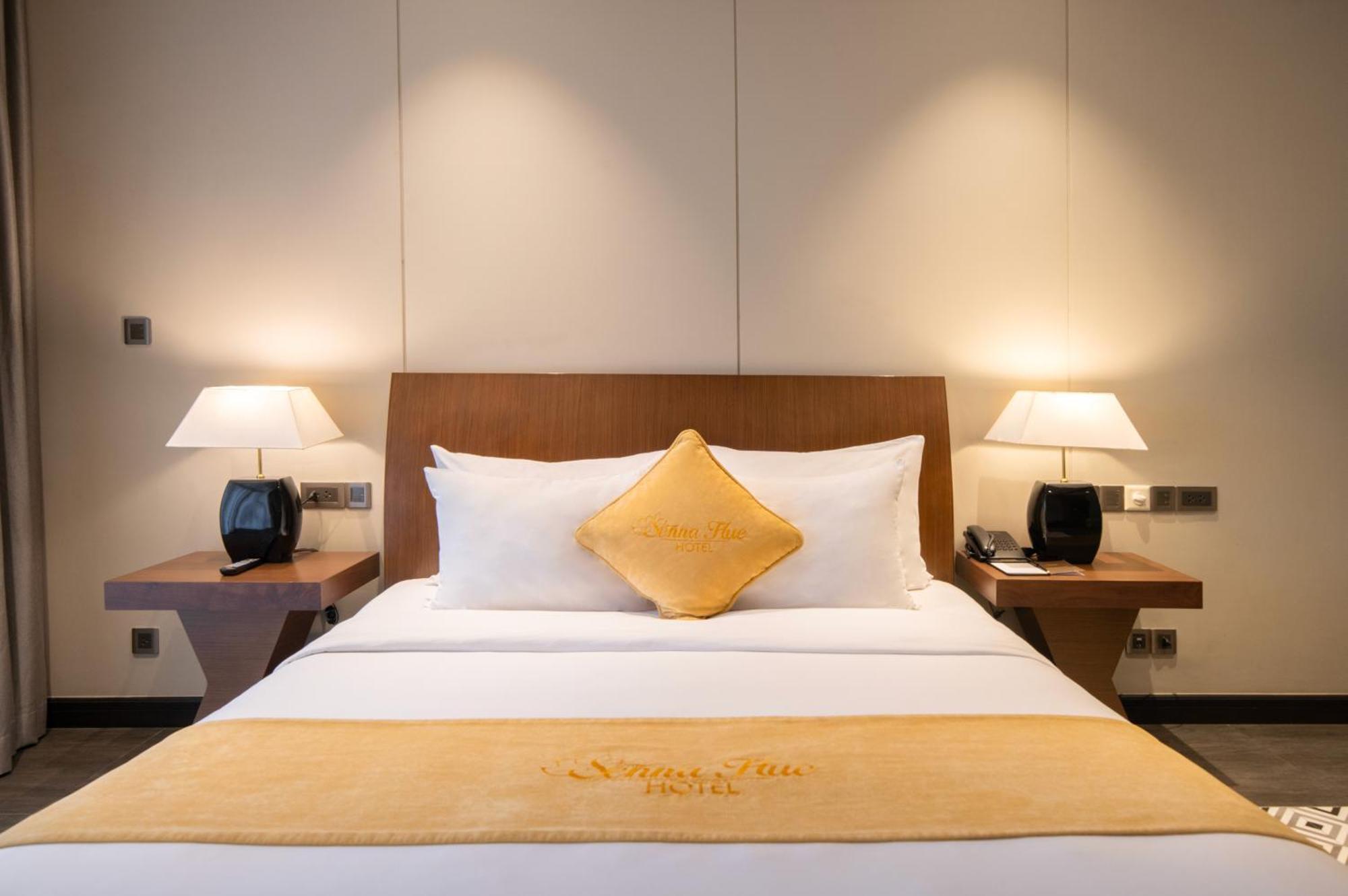 Senna Hue Hotel Ngoại thất bức ảnh A bedroom at the Shangri-La Hotel, Kuala Lumpur